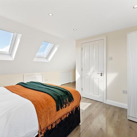 Stylish Wembley Gem - Parking -Sleeps 14 London Exterior foto