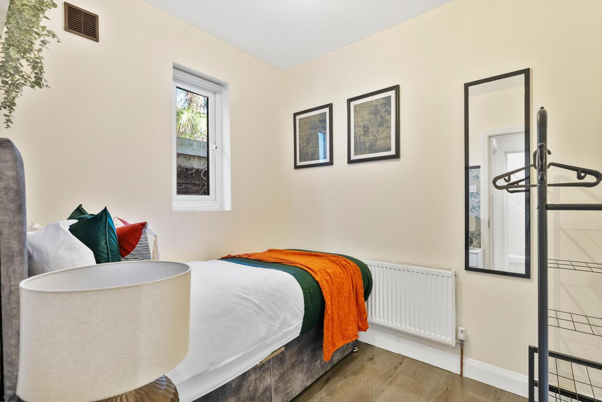 Stylish Wembley Gem - Parking -Sleeps 14 London Exterior foto
