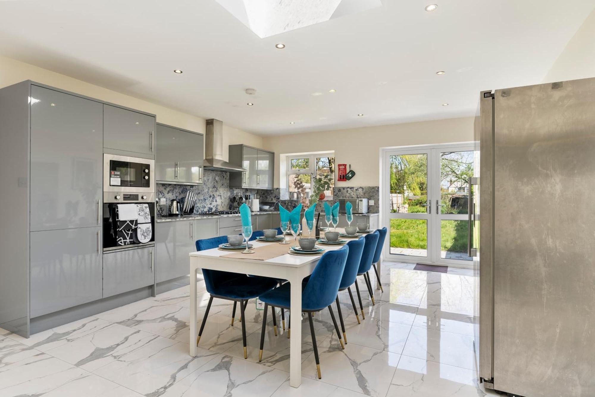 Stylish Wembley Gem - Parking -Sleeps 14 London Exterior foto