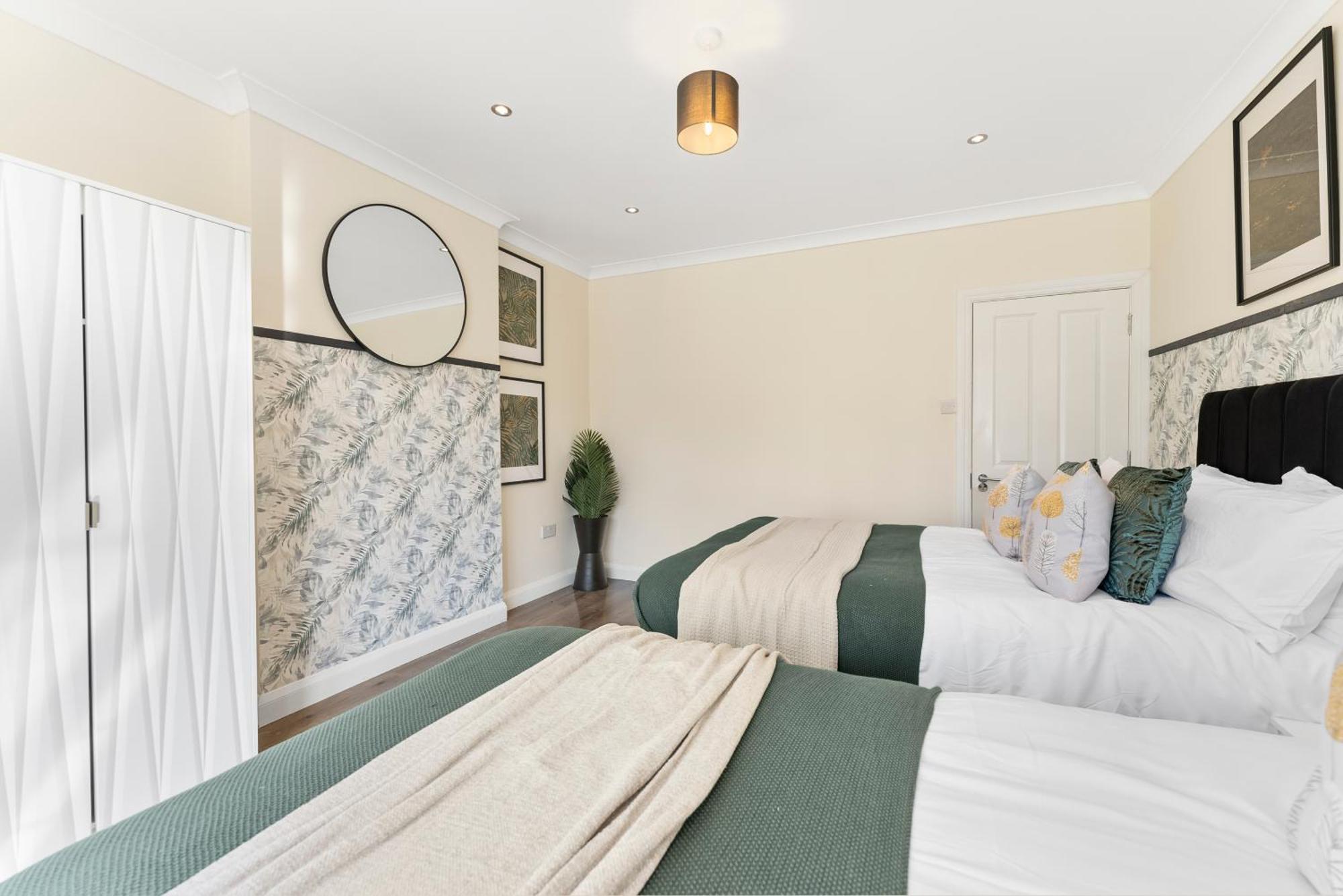 Stylish Wembley Gem - Parking -Sleeps 14 London Exterior foto