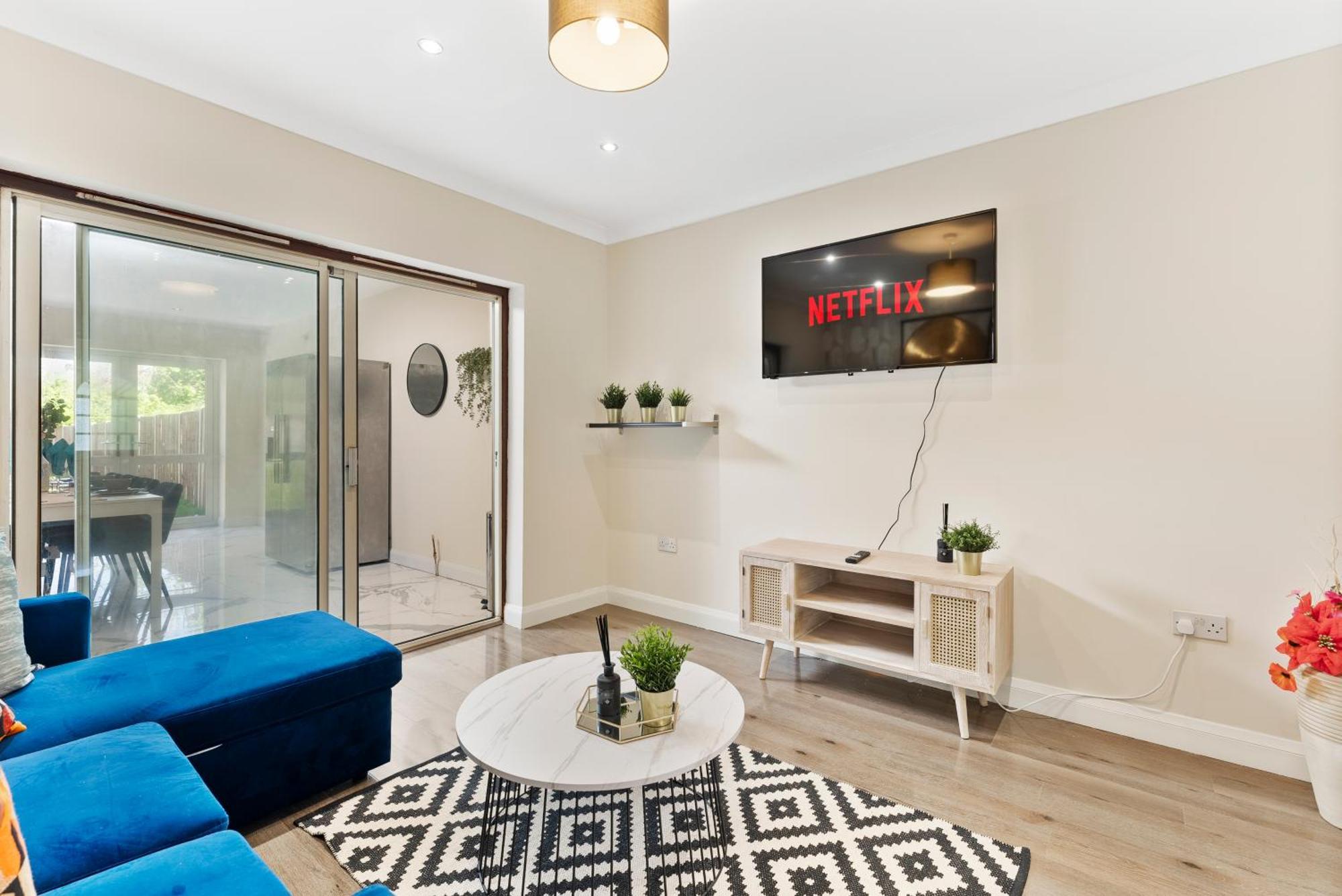 Stylish Wembley Gem - Parking -Sleeps 14 London Exterior foto