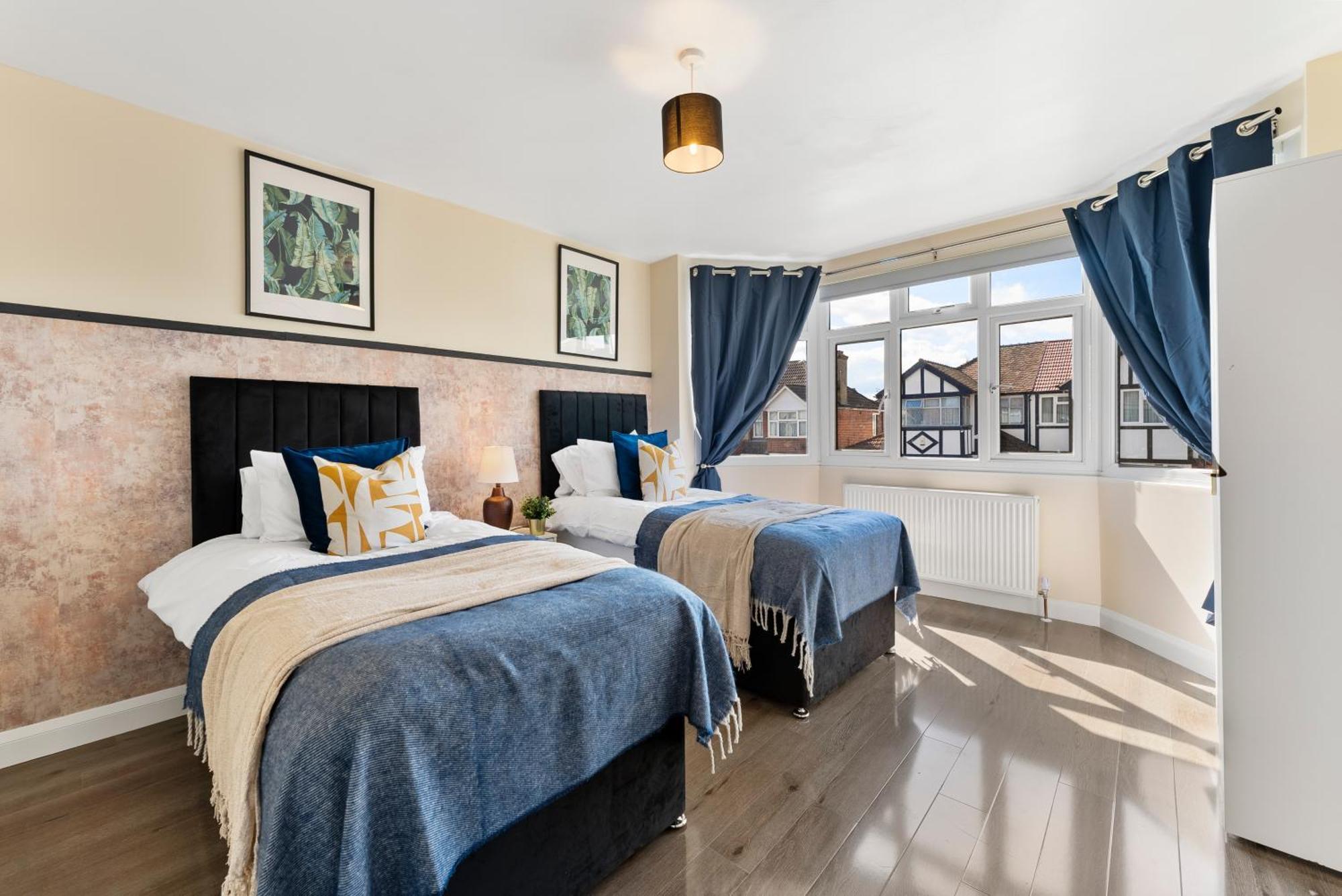 Stylish Wembley Gem - Parking -Sleeps 14 London Exterior foto