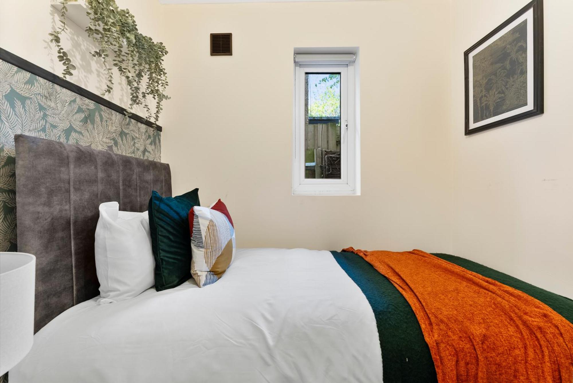 Stylish Wembley Gem - Parking -Sleeps 14 London Exterior foto