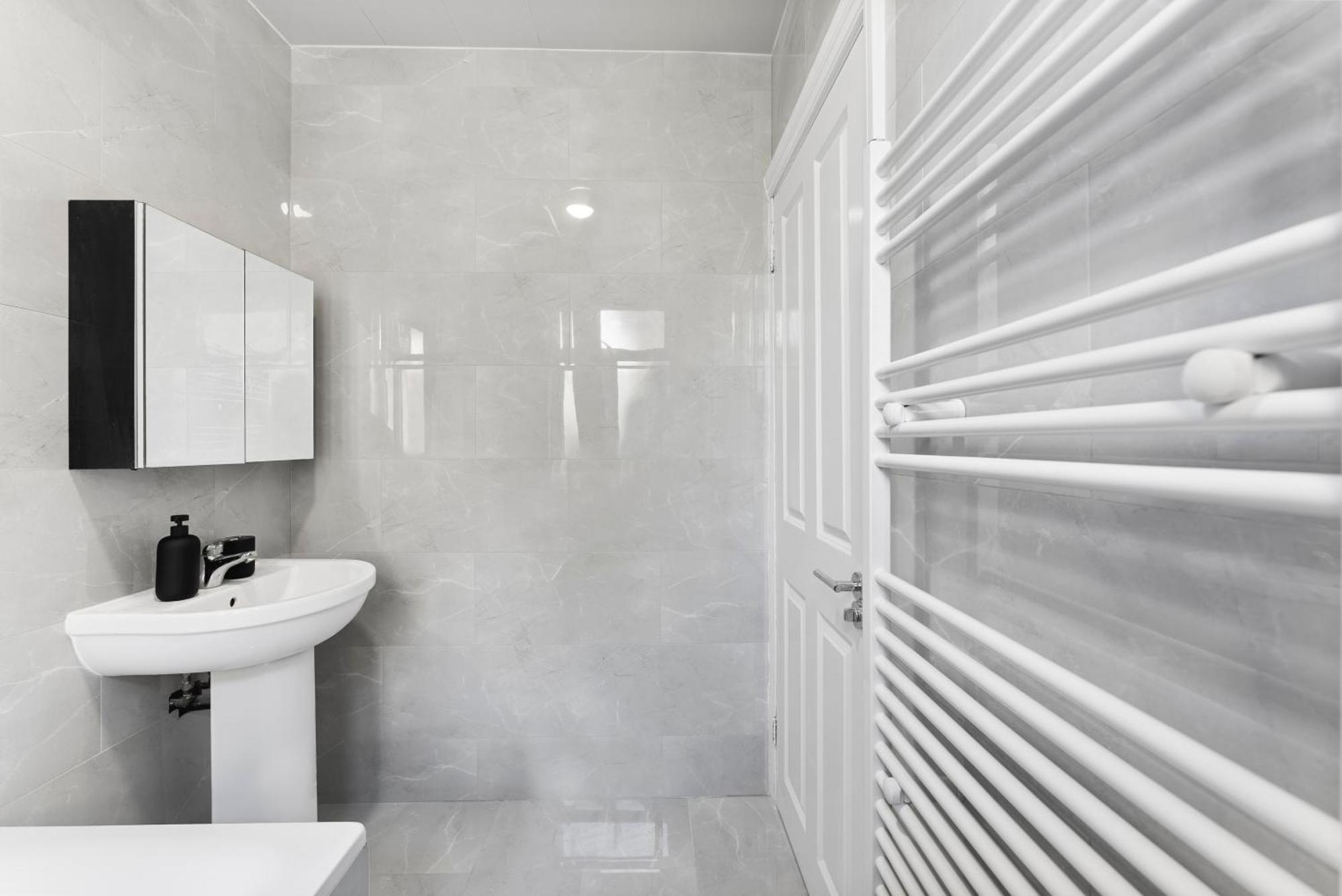 Stylish Wembley Gem - Parking -Sleeps 14 London Exterior foto