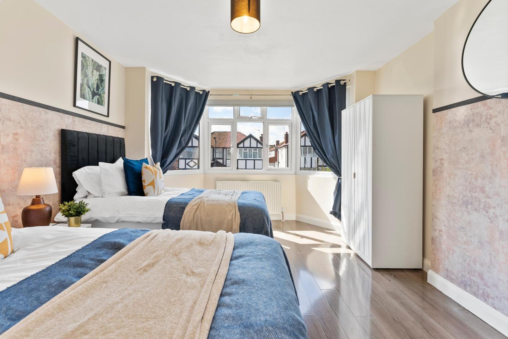 Stylish Wembley Gem - Parking -Sleeps 14 London Exterior foto