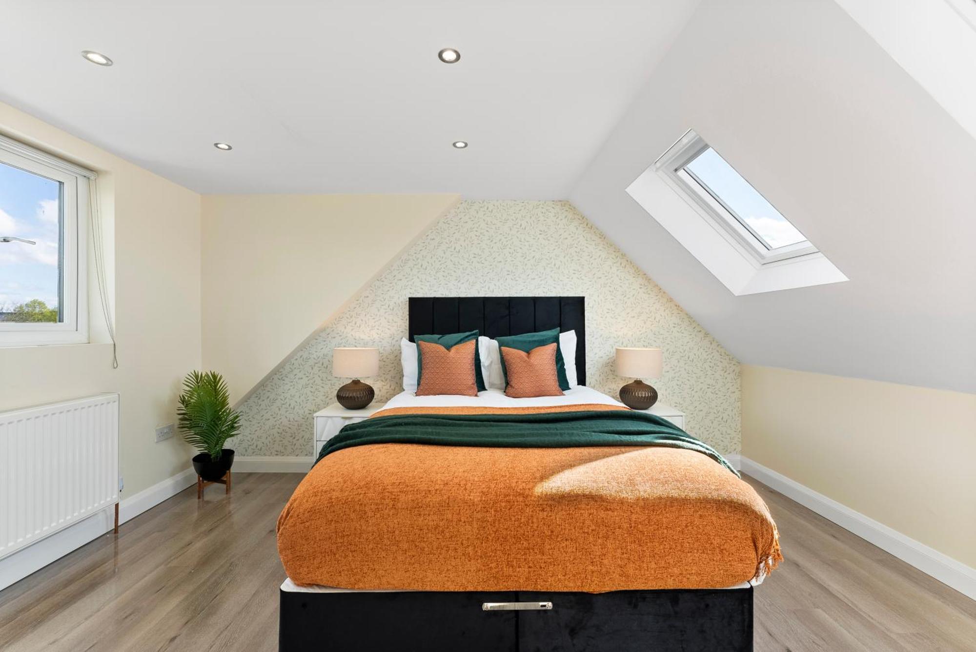 Stylish Wembley Gem - Parking -Sleeps 14 London Exterior foto