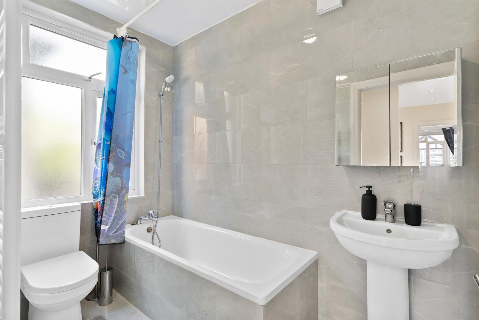 Stylish Wembley Gem - Parking -Sleeps 14 London Exterior foto