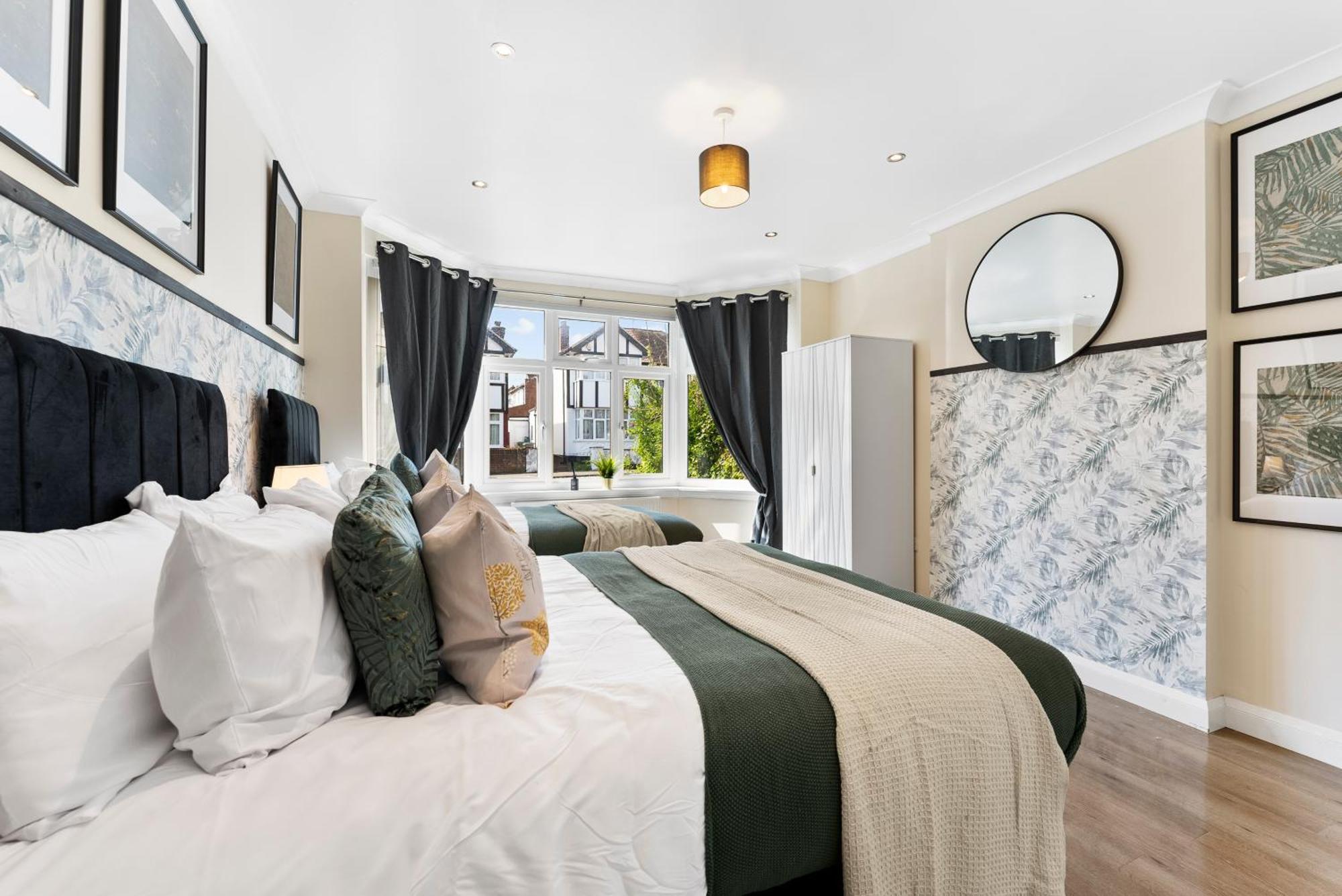 Stylish Wembley Gem - Parking -Sleeps 14 London Exterior foto