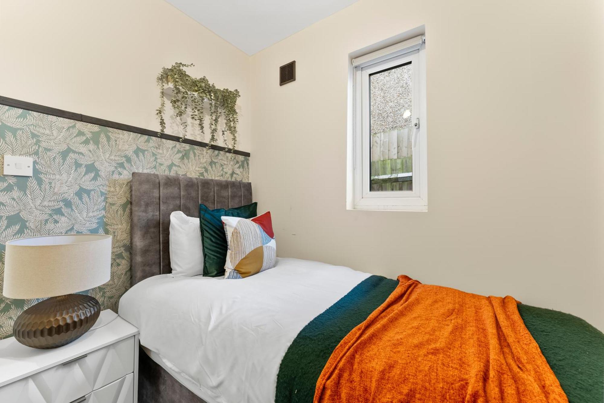 Stylish Wembley Gem - Parking -Sleeps 14 London Exterior foto