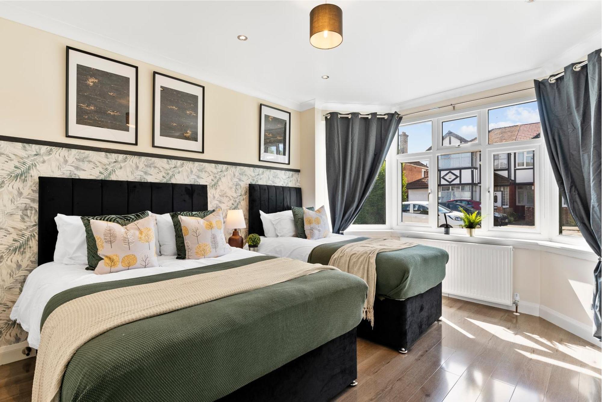 Stylish Wembley Gem - Parking -Sleeps 14 London Exterior foto
